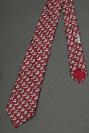 2 Hermès Seiden Krawatten: "Mäuse" in taubenblau (7605 SA) und "Pegasus" in himbeerfarben (7348 PA, Schild neu angenäht), L. 145cm, B. 9cm - photo 3