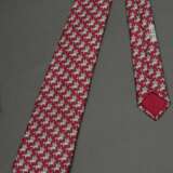 2 Hermès Seiden Krawatten: "Mäuse" in taubenblau (7605 SA) und "Pegasus" in himbeerfarben (7348 PA, Schild neu angenäht), L. 145cm, B. 9cm - photo 3