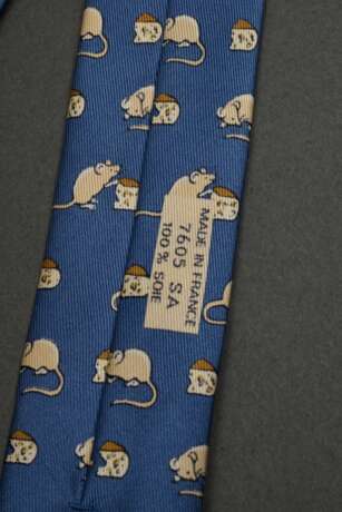 2 Hermès Seiden Krawatten: "Mäuse" in taubenblau (7605 SA) und "Pegasus" in himbeerfarben (7348 PA, Schild neu angenäht), L. 145cm, B. 9cm - фото 4