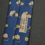 2 Hermès Seiden Krawatten: "Mäuse" in taubenblau (7605 SA) und "Pegasus" in himbeerfarben (7348 PA, Schild neu angenäht), L. 145cm, B. 9cm - photo 4