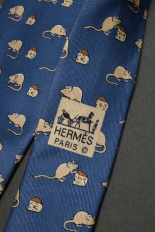 2 Hermès Seiden Krawatten: "Mäuse" in taubenblau (7605 SA) und "Pegasus" in himbeerfarben (7348 PA, Schild neu angenäht), L. 145cm, B. 9cm - photo 5
