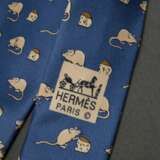 2 Hermès Seiden Krawatten: "Mäuse" in taubenblau (7605 SA) und "Pegasus" in himbeerfarben (7348 PA, Schild neu angenäht), L. 145cm, B. 9cm - фото 5