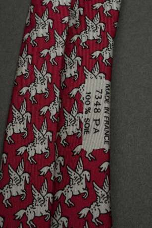 2 Hermès Seiden Krawatten: "Mäuse" in taubenblau (7605 SA) und "Pegasus" in himbeerfarben (7348 PA, Schild neu angenäht), L. 145cm, B. 9cm - Foto 6