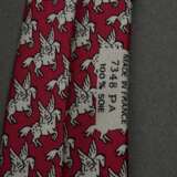 2 Hermès Seiden Krawatten: "Mäuse" in taubenblau (7605 SA) und "Pegasus" in himbeerfarben (7348 PA, Schild neu angenäht), L. 145cm, B. 9cm - Foto 6