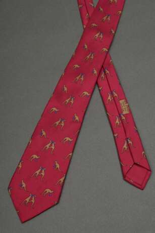 2 Hermès Seiden Krawatten: himbeerfarbene "Boxende Kängurus" (7283 MA) und purpurfarbene "Koalas" (7282 MA), L. 145cm, B. 8cm, fleckig - photo 3