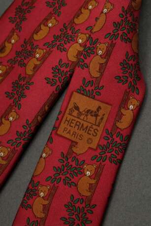 2 Hermès Seiden Krawatten: himbeerfarbene "Boxende Kängurus" (7283 MA) und purpurfarbene "Koalas" (7282 MA), L. 145cm, B. 8cm, fleckig - фото 4
