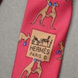 2 Hermès Seiden Krawatten: himbeerfarbene "Boxende Kängurus" (7283 MA) und purpurfarbene "Koalas" (7282 MA), L. 145cm, B. 8cm, fleckig - Foto 5
