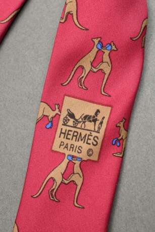 2 Hermès Seiden Krawatten: himbeerfarbene "Boxende Kängurus" (7283 MA) und purpurfarbene "Koalas" (7282 MA), L. 145cm, B. 8cm, fleckig - photo 5