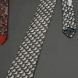 2 Hermès Seiden Krawatten: graugrüner "Pegasus" (7348 PA) und bunte "Azteken" (7403 PA), L. 145cm, B. 8,3/9cm, Tragespuren - Foto 3