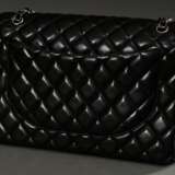Chanel "Classic Double Maxi" Überschlagtasche, gestepptes schwarzes Leder mit silberfarbener Hardware, ineinandergreifendes CC-Logo als Schloss, innen bordeauxfarbenes Leder, zwei Innenfächer mit drei Einschubtaschen, rückseitiges Einsch… - фото 2