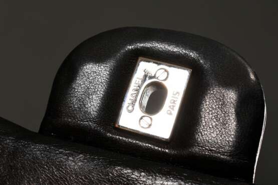 Chanel "Classic Double Maxi" Überschlagtasche, gestepptes schwarzes Leder mit silberfarbener Hardware, ineinandergreifendes CC-Logo als Schloss, innen bordeauxfarbenes Leder, zwei Innenfächer mit drei Einschubtaschen, rückseitiges Einsch… - photo 4