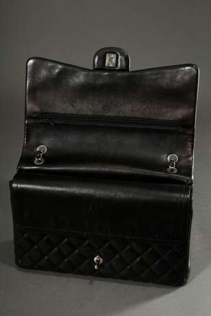 Chanel "Classic Double Maxi" Überschlagtasche, gestepptes schwarzes Leder mit silberfarbener Hardware, ineinandergreifendes CC-Logo als Schloss, innen bordeauxfarbenes Leder, zwei Innenfächer mit drei Einschubtaschen, rückseitiges Einsch… - фото 5