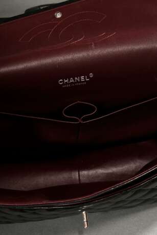 Chanel "Classic Double Maxi" Überschlagtasche, gestepptes schwarzes Leder mit silberfarbener Hardware, ineinandergreifendes CC-Logo als Schloss, innen bordeauxfarbenes Leder, zwei Innenfächer mit drei Einschubtaschen, rückseitiges Einsch… - фото 6