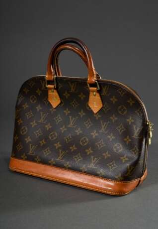 Louis Vuitton "Alma PM" in Monogramm Canvas mit goldfarbener Hardware und hellem Lederbesatz, Zweiwege-Reißverschluss und zwei Steckfächern innen, goldenes Monogramm "DL", Nr. FL0045, 23x29x15cm, Schloss vorhanden, Schlüssel fe… - фото 2