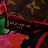 2 Louis Vuitton Seidenchiffon Schals: "Leopardenmuster" (L. 190cm) und "Rose" (L. 220cm) mit "LV" Monogramm, in Original Beutel, Tragespuren, 1x gelöste Naht am Rand… - Foto 4