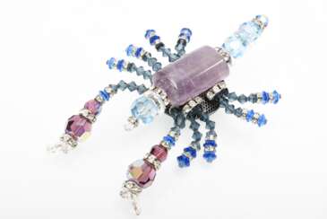 Modeschmuck Nadel &quot;Skorpion&quot; mit Amethystkörper und Gliedmaßen aus facettierten Swarovski Kristallen, wohl Prada, 63,7g, 12,5x7cm