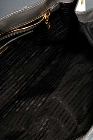 Prada Henkeltasche "Galleria extra large", grau beschichtetes Saffianoleder mit goldfarbener Hardware, innen dunkelbrauner Logo Stoff, 3 Steck- und 1 Reißverschlussfach, Doppelhenkel, 26x17x37cm, Staubbeutel, sehr guter Zustand, dezente Ge… - Foto 10