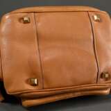 Prada Handtasche "Multi Pocket Bowler Bag", cognacfarbenes Kalbsleder (Vitello Light M Naturale), Nr.: BR2522, mit Certificato di autenticità, 16x22x14cm, Wasserfleck am Boden, min. Gebrauchsspuren - photo 3