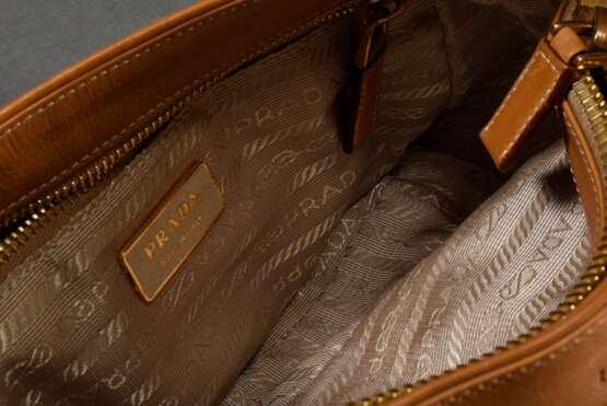 Prada Handtasche "Multi Pocket Bowler Bag", cognacfarbenes Kalbsleder (Vitello Light M Naturale), Nr.: BR2522, mit Certificato di autenticità, 16x22x14cm, Wasserfleck am Boden, min. Gebrauchsspuren - Foto 4