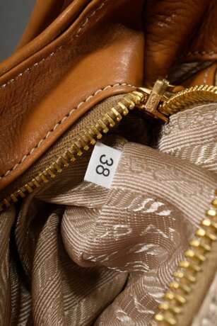 Prada Handtasche "Multi Pocket Bowler Bag", cognacfarbenes Kalbsleder (Vitello Light M Naturale), Nr.: BR2522, mit Certificato di autenticità, 16x22x14cm, Wasserfleck am Boden, min. Gebrauchsspuren - Foto 6
