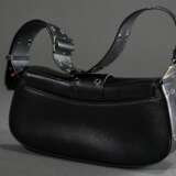 Christian Dior Schultertasche "Columbus City", schwarzes Leder mit Lochnieten, silberfarbener Hardware und Logo Schnalle, innen Canvas Futter mit Dior Logo, Reißverschlussfach und außen Einsteckfach, bez.: "Christian Dior. Paris. Mad… - photo 2