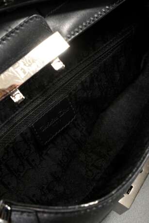 Christian Dior Schultertasche "Columbus City", schwarzes Leder mit Lochnieten, silberfarbener Hardware und Logo Schnalle, innen Canvas Futter mit Dior Logo, Reißverschlussfach und außen Einsteckfach, bez.: "Christian Dior. Paris. Mad… - Foto 6
