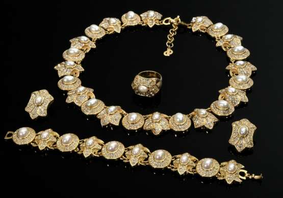 5 Teile Christian Dior Modeschmuck Parure, Metall/vergoldet mit Kunstperlen und weißen Imitatsteinen: Collier (L. 41-47cm), Armband (L. 19cm), Paar Ohrclips (Ø 3cm) und Ring mit variabler Ringschiene - photo 1