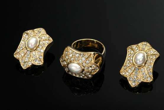 5 Teile Christian Dior Modeschmuck Parure, Metall/vergoldet mit Kunstperlen und weißen Imitatsteinen: Collier (L. 41-47cm), Armband (L. 19cm), Paar Ohrclips (Ø 3cm) und Ring mit variabler Ringschiene - фото 5