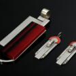 3 Diverse Teile Art Deco Schmuck, Weißmetall und Chrome mit Galalith, Acryl und weißen Strasssteinen: 1 Paar Ohrringe ohne Befestigung (12,3g, L. 4,5cm) und 1 Anhänger (27,1g, 9,3x3,3cm) - Auktionspreise