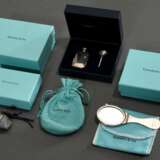 3 Diverse Tiffany & Co Silber 925 Objekte: Taschenklappspiegel (10x3,5cm), Parfumflakon (3,5x2,4x0,8cm) mit Trichter und sechseckige Pillendose mit "Blatt" Gravur (3x4,5x4,5cm), zus. 66g, in Original Beuteln und Boxen, min. Gebrauchsspu… - фото 1