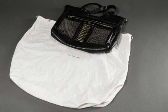 Balenciaga Handtasche "Studded Chrome Messenger Bag", Leder mit Nieten, Entw.: Nicolas Ghesquiere 2007, 37x44cm, mit Staubbeutel, sehr guter Zustand - photo 4