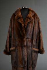 Gepflegter Naturnerz Mantel in gerader Form mit Reverskragen, seitlichen Schlitzen, aufgesetzten Taschen und Bindegürtel, ganze Felle, Gr. L, um 2000/2002