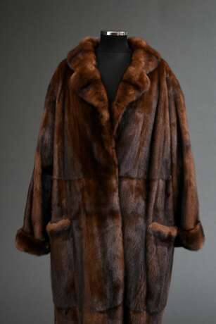 Gepflegter Naturnerz Mantel in gerader Form mit Reverskragen, seitlichen Schlitzen, aufgesetzten Taschen und Bindegürtel, ganze Felle, Gr. L, um 2000/2002 - photo 1