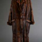 Gepflegter Naturnerz Mantel in gerader Form mit Reverskragen, seitlichen Schlitzen, aufgesetzten Taschen und Bindegürtel, ganze Felle, Gr. L, um 2000/2002 - photo 2