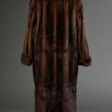 Gepflegter Naturnerz Mantel in gerader Form mit Reverskragen, seitlichen Schlitzen, aufgesetzten Taschen und Bindegürtel, ganze Felle, Gr. L, um 2000/2002 - photo 3