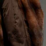 Gepflegter Naturnerz Mantel in gerader Form mit Reverskragen, seitlichen Schlitzen, aufgesetzten Taschen und Bindegürtel, ganze Felle, Gr. L, um 2000/2002 - photo 4