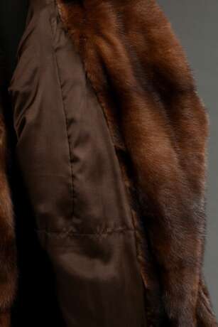 Gepflegter Naturnerz Mantel in gerader Form mit Reverskragen, seitlichen Schlitzen, aufgesetzten Taschen und Bindegürtel, ganze Felle, Gr. L, um 2000/2002 - Foto 4
