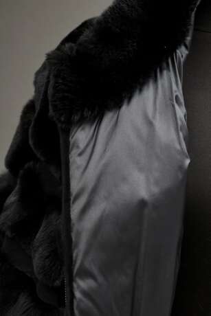 Modische Wendejacke mit Dreiviertelarm aus quer gesetzten Kaninchenfellen und Wildlederstreifen, innen glänzendes Nylonfutter, schwarz gefärbt, Gr. M - photo 4