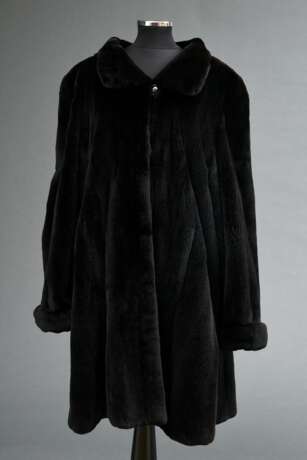 Schwarzer gerupfter Nerz Kurzmantel mit Stehkragen und seitlichen Schlitzen, Kopenhagen Fur, Größe 40/42 - photo 1