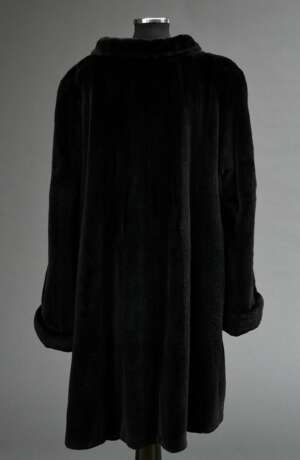 Schwarzer gerupfter Nerz Kurzmantel mit Stehkragen und seitlichen Schlitzen, Kopenhagen Fur, Größe 40/42 - photo 2