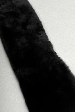 Schwarzer gerupfter Jil Sander Nerz Kragen mit Satinfutter und -bändern, L. 98cm (o. Bänder) - photo 2