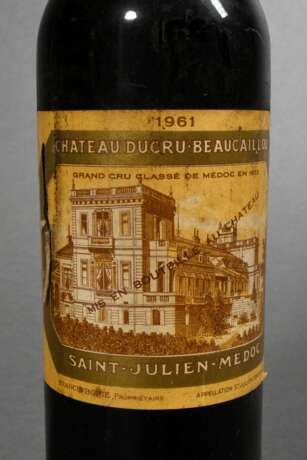Flasche 1961 Chateau Ducru-Beaucaillou, Rotwein, Bordeaux, Saint Julien, 0,75l, ms, durchgehend gute Kellerlagerung, Etikett und Kapsel beschädigt - фото 2