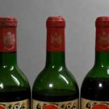 3 Flaschen 1969 Chateau Mouton Rothschild, Jean Miro, Rotwein, Bordeaux, Pauillac, 0,75l, ls- ms, durchgehend gute Kellerlagerung, Etiketten und Kapseln beschädigt - photo 3