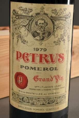 Flasche 1979 Chateau Petrus, Pomerol, premier Grand Cru Classe, Rotwein, 0,75l, konstante Kellerlagerung - photo 2