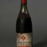 Flasche 1970 (?) Julienas Mommessin, Rotwein, Burgund, Cote d´or, 0,75l, hs, durchgehend gute Kellerlagerung, Etikett und Kapsel beschädigt - Foto 1