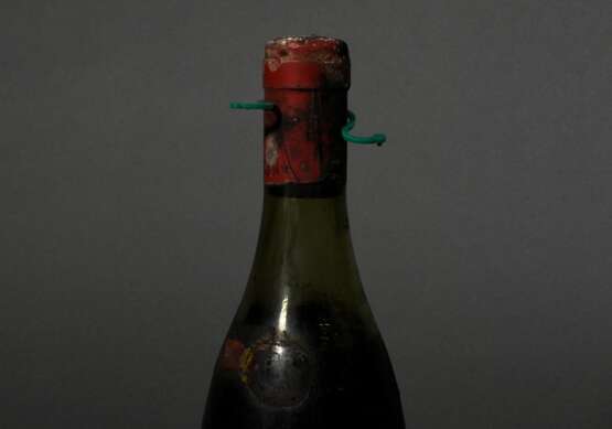 Flasche 1970 (?) Julienas Mommessin, Rotwein, Burgund, Cote d´or, 0,75l, hs, durchgehend gute Kellerlagerung, Etikett und Kapsel beschädigt - Foto 3