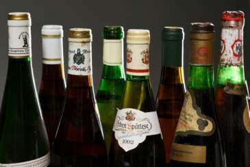 8 Diverse Flaschen Weißwein: 1x Longuicher Herrenberg-Probstberg, 1959; 1x Ruster Trockenbeerenauslese, 1969; 1x Riesling Spätlese, Hechtheimer Stein, 1975; 1x Rhainfelder Ordensgut Kabinett, 1978; 1x Schloßböckelheimer in den Felsen, 1986; 1x Rh…