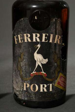4 Flaschen Portwein, ohne Jahr, Ferreira Port white, (AAF Prägung auf Glas), Porto, Abfüllung wohl 1940er wohl in den 60er Jahren, nummeriert, durch Erzeuger, 0,75l, in, durchgehend gute Kellerlagerung, Etiketten und Kapseln beschädigt - photo 2