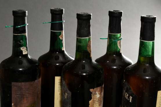 5 Flaschen Portwein, ohne Jahr, Ferreira Port white, (AAF Prägung auf Glas), Porto, Abfüllung wohl in den 60er Jahren, nummeriert, durch Erzeuger, 0,75l, in, durchgehend gute Kellerlagerung, Etiketten und Kapseln beschädigt - фото 6