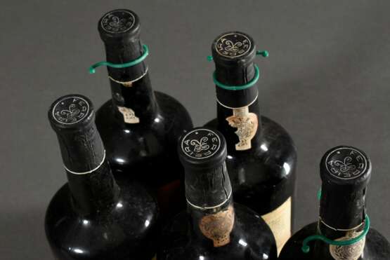 5 Flaschen Portwein, ohne Jahr, Ferreira Port white, (AAF Prägung auf Glas), Porto, Abfüllung wohl in den 60er Jahren, nummeriert, durch Erzeuger, 0,75l, in, durchgehend gute Kellerlagerung, Etiketten und Kapseln beschädigt - фото 7